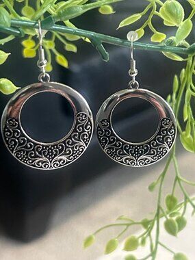 Vintage Boho Antique Silver Tone Scrollwork Filigree Circle Drop Earrings - NWOT